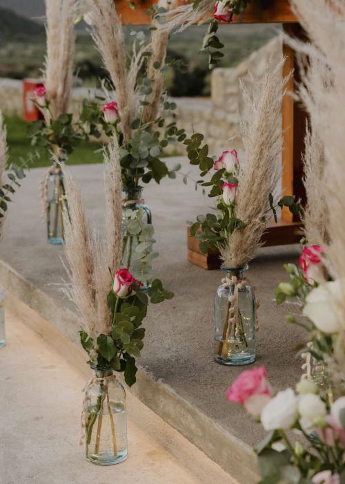 Μπουκάλια με πανέμορφα τριαντάφυλλα